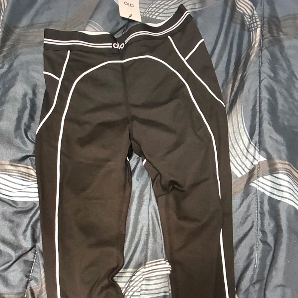 ALO Yoga Black Two-Piece Set with White Piping - Picture 5 of 5